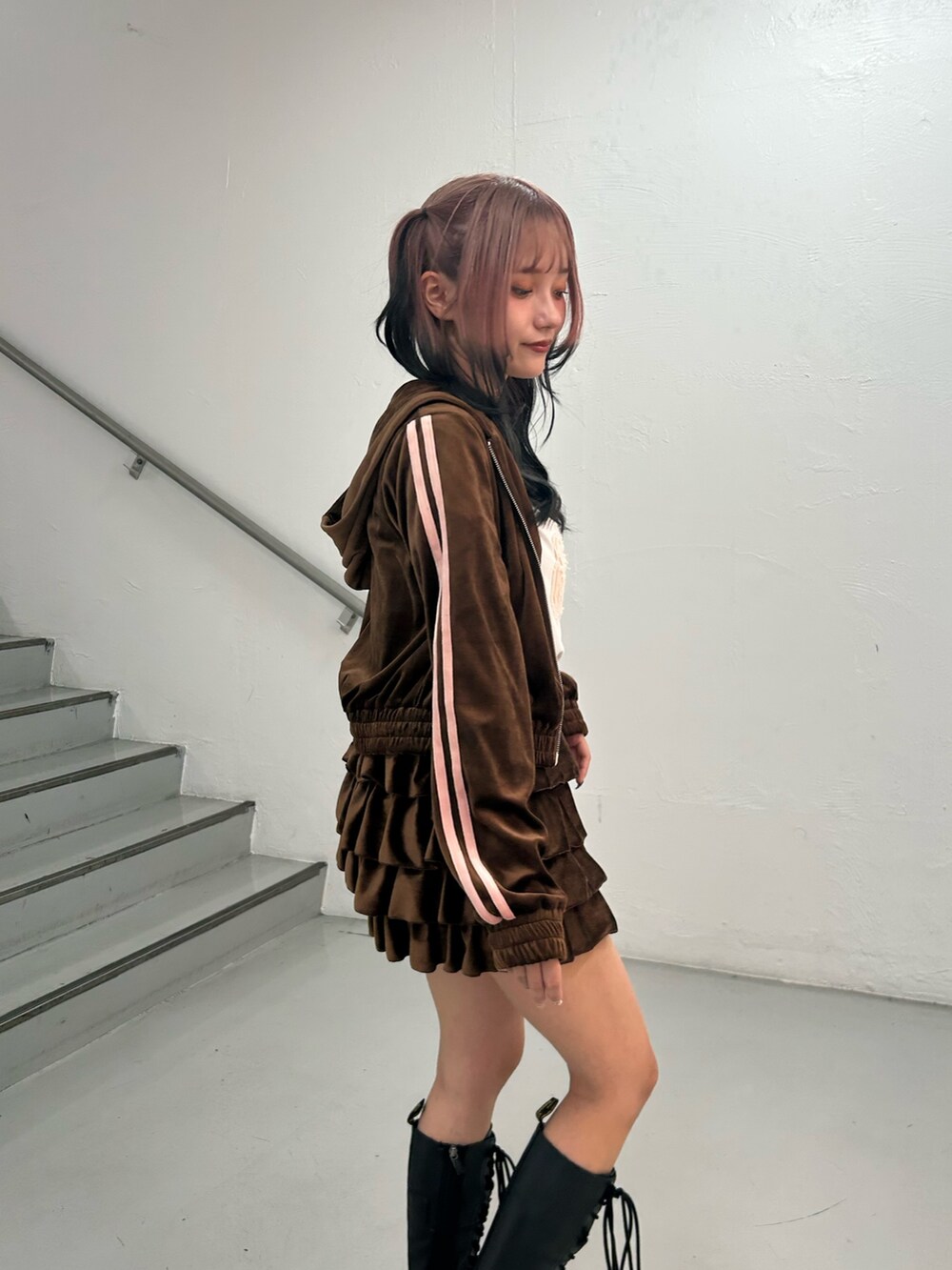 ブラウン系のパーカー、ブラウン系のスカート、ホワイト系のTシャツ/カットソーを着用したレディースの夏コーディネートの5枚目の写真