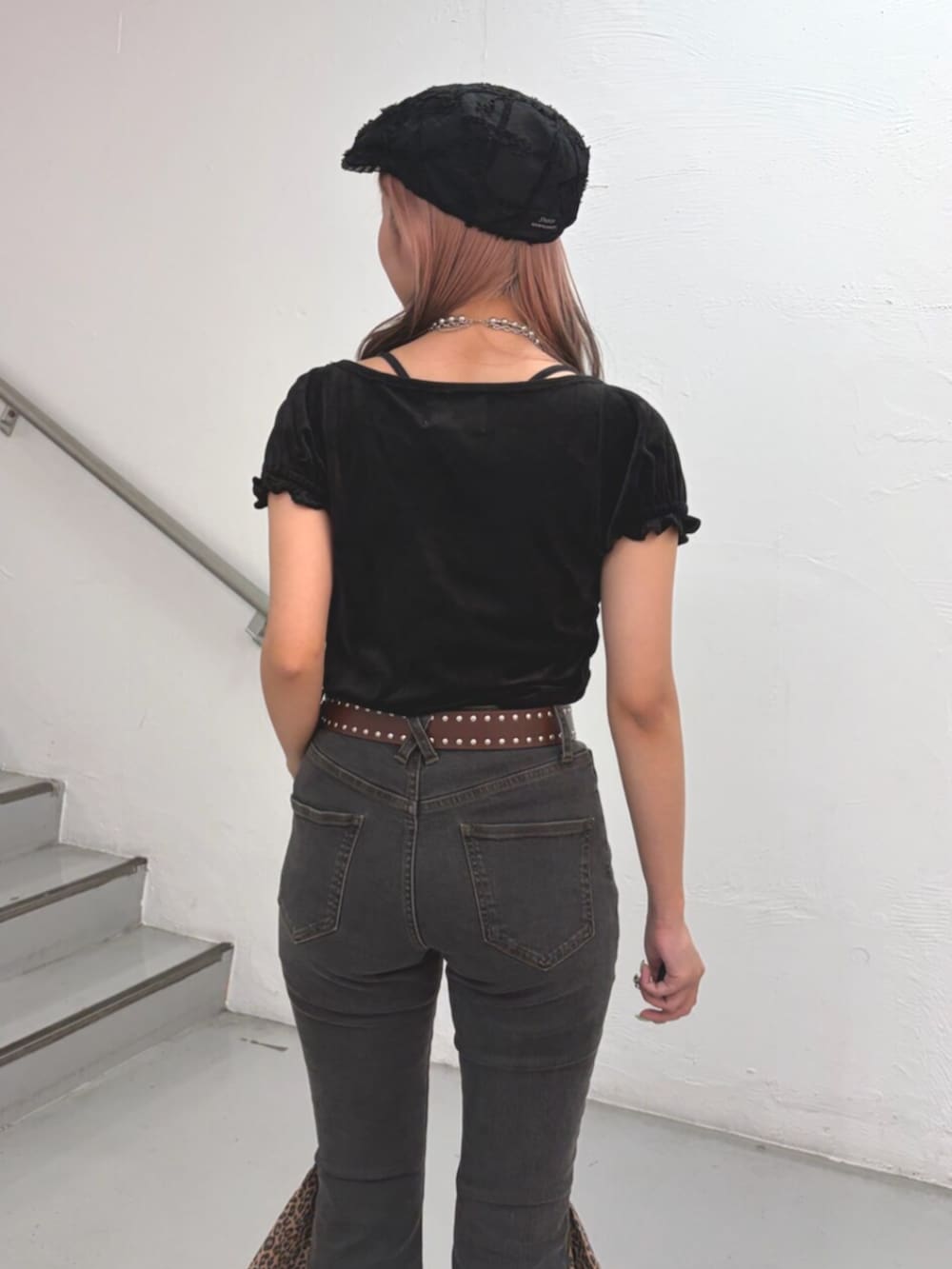 ブラック系のデニムパンツ、ブラック系のTシャツ/カットソー、ブラウン系のベルトを着用したレディースの夏コーディネートの6枚目の写真