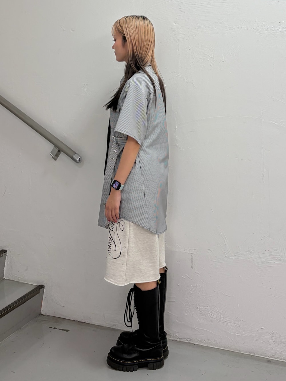 ブラック系のシャツ/ブラウス、ブラック系のネクタイ、グレー系のその他パンツを着用したレディースの春コーディネートの2枚目の写真