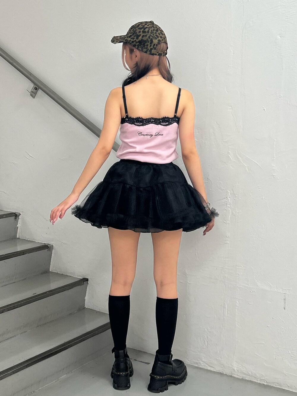 ピンク系のワンピース、ブラック系のスカート、シルバー系のネックレスを着用したレディースの夏コーディネートの3枚目の写真