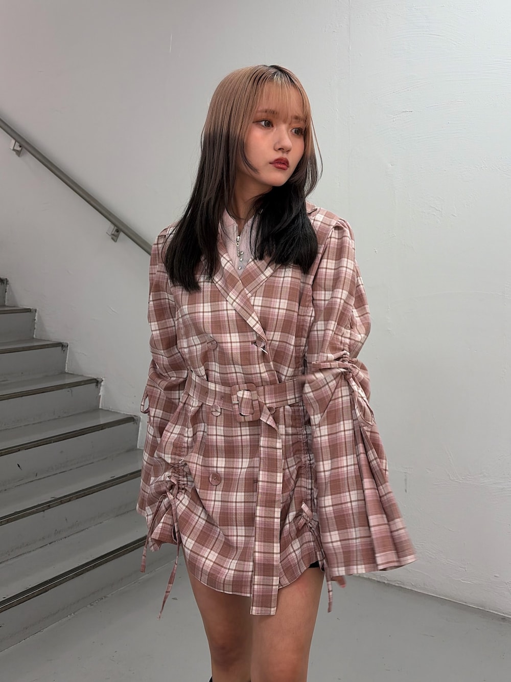 ピンク系のパーカー、ピンク系のテーラードジャケットを着用したレディースの冬コーディネートの4枚目の写真