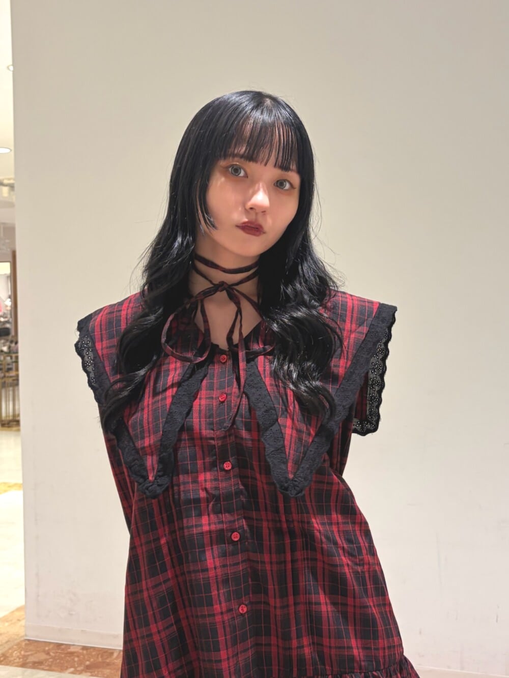 レッド系のワンピース、ブラック系のブーツを着用したレディースの夏コーディネートの4枚目の写真