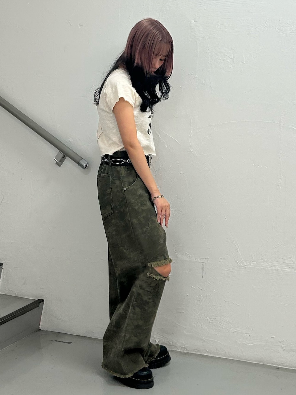 ホワイト系のTシャツ/カットソー、グリーン系のその他パンツ、ブラック系のベルトを着用したレディースの夏コーディネートの2枚目の写真