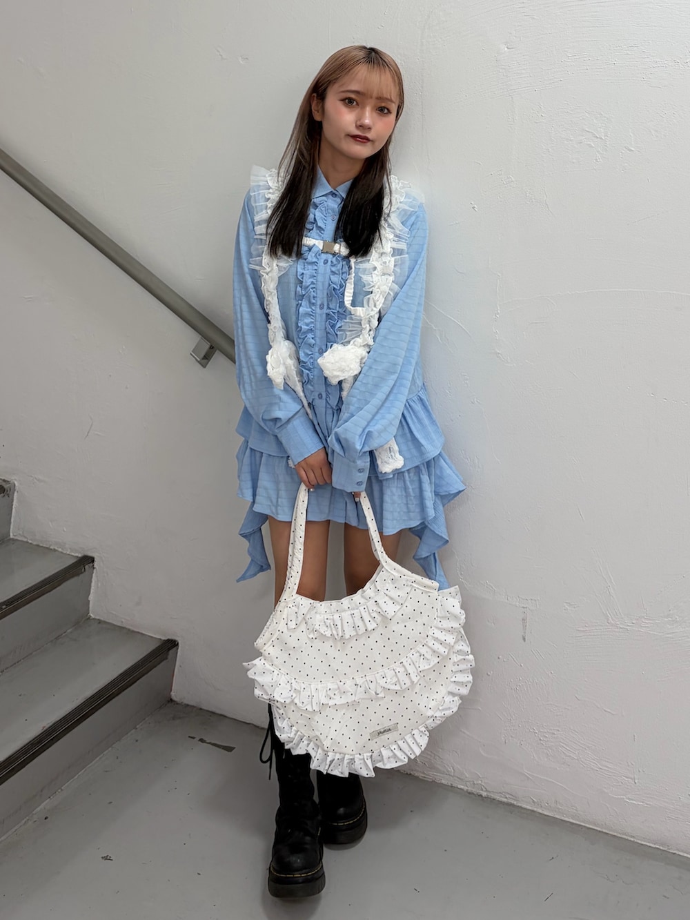 ブルー系のシャツ/ブラウス、ホワイト系のトートバッグ、ホワイト系のベルトを着用したレディースの春コーディネートの4枚目の写真