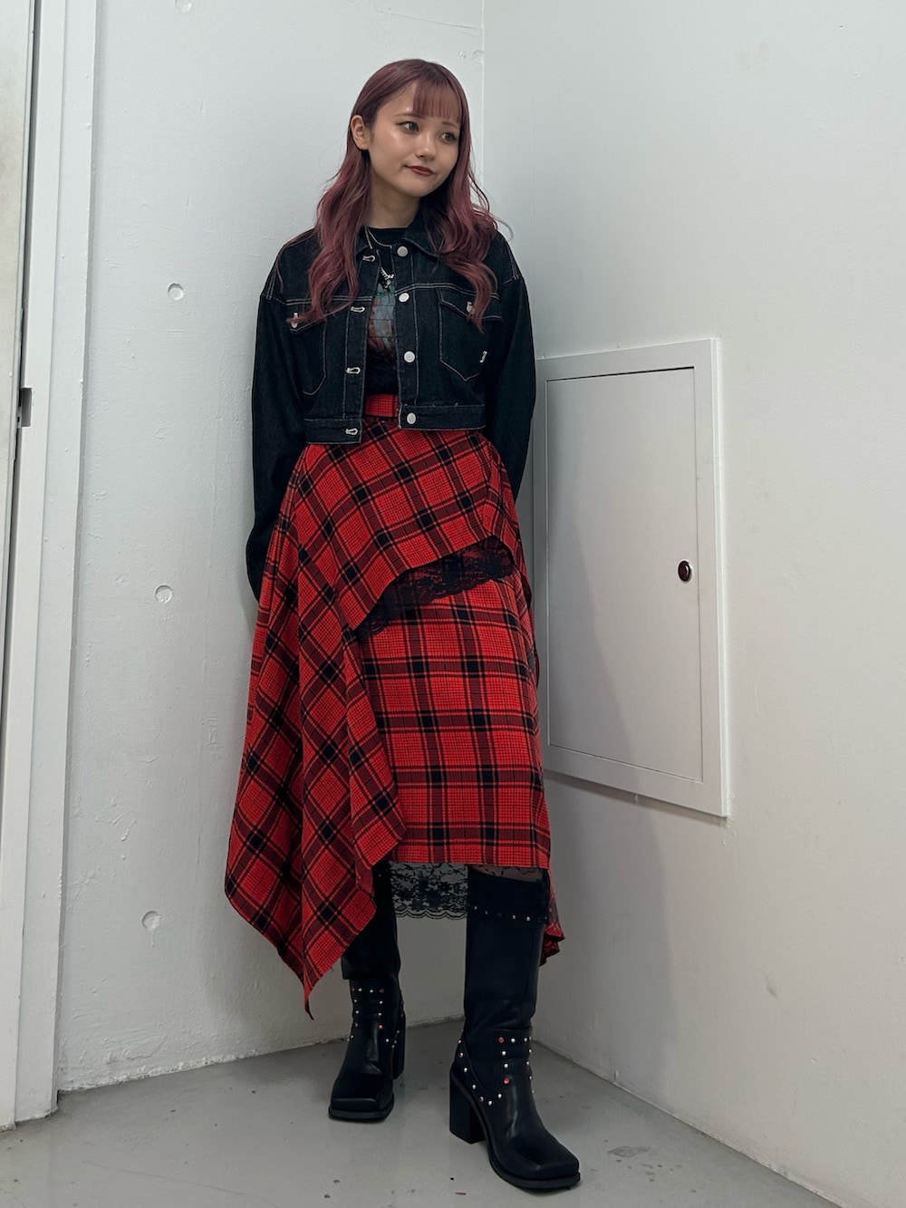 ブラック系のワンピース、レッド系のスカート、ブラック系のTシャツ/カットソーを着用したレディースの春コーディネートの2枚目の写真