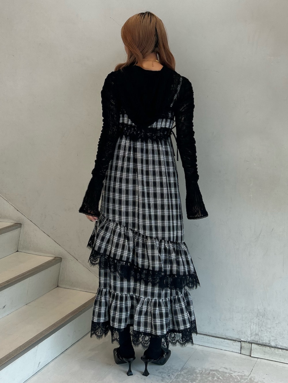 ブラック系のワンピース、ブラック系のTシャツ/カットソー、ブラック系のパンプスを着用したレディースの夏コーディネートの3枚目の写真