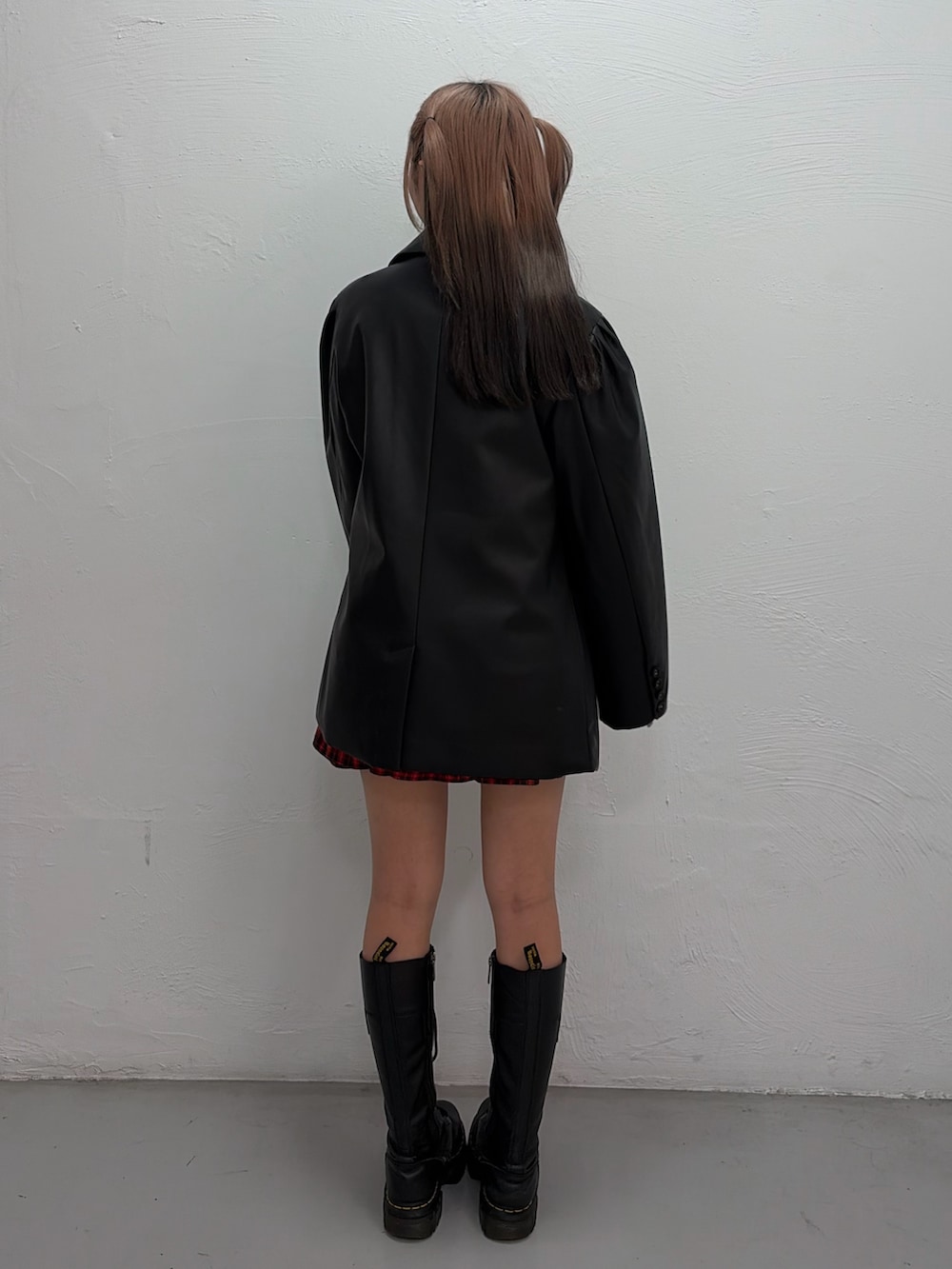 レッド系のワンピース、ブラック系のテーラードジャケットを着用したレディースの春コーディネートの3枚目の写真