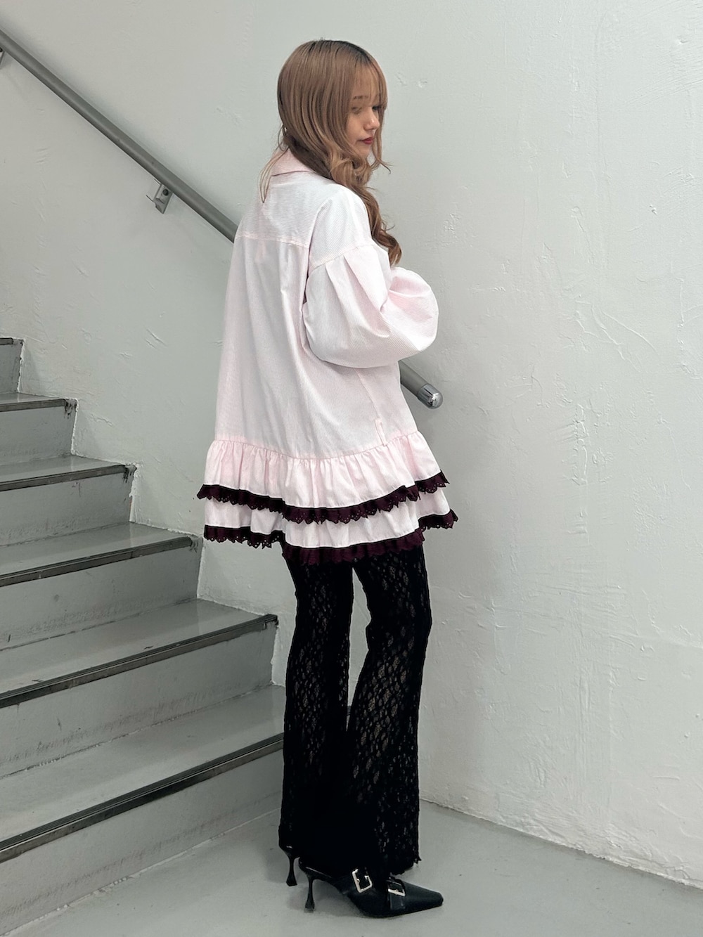 ピンク系のシャツ/ブラウス、ブラック系のその他パンツ、シルバー系のネックレスを着用したレディースの冬コーディネートの2枚目の写真