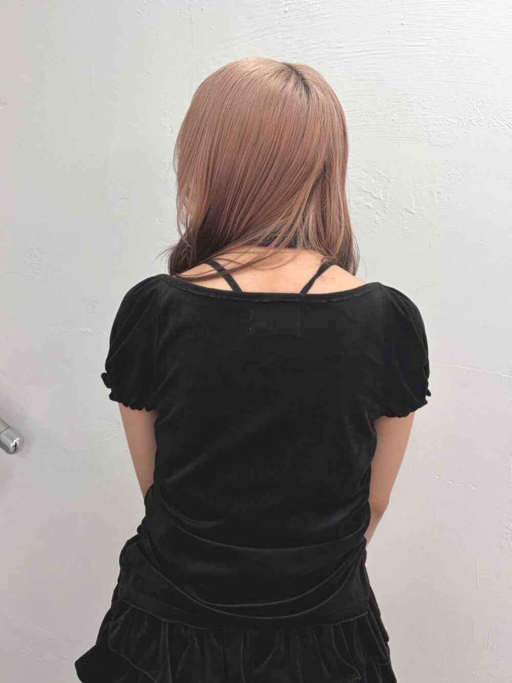 ブラック系のハンドバッグ、ブラック系のTシャツ/カットソー、ブラック系のスカートを着用したレディースの夏コーディネートの6枚目の写真