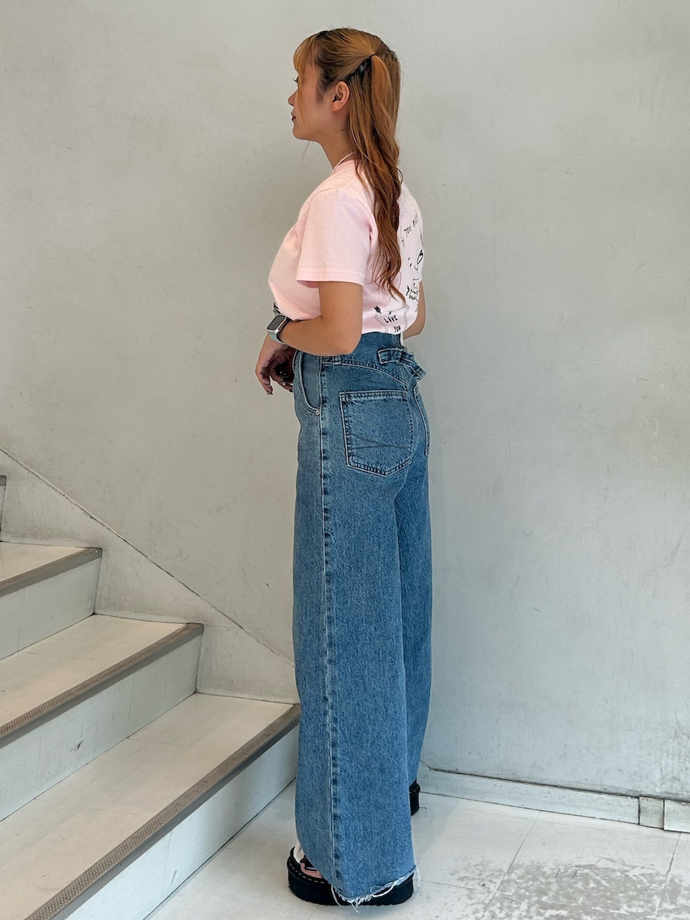 ピンク系のTシャツ/カットソー、ブルー系のデニムパンツ、ホワイト系のネックレスを着用したレディースの夏コーディネートの2枚目の写真