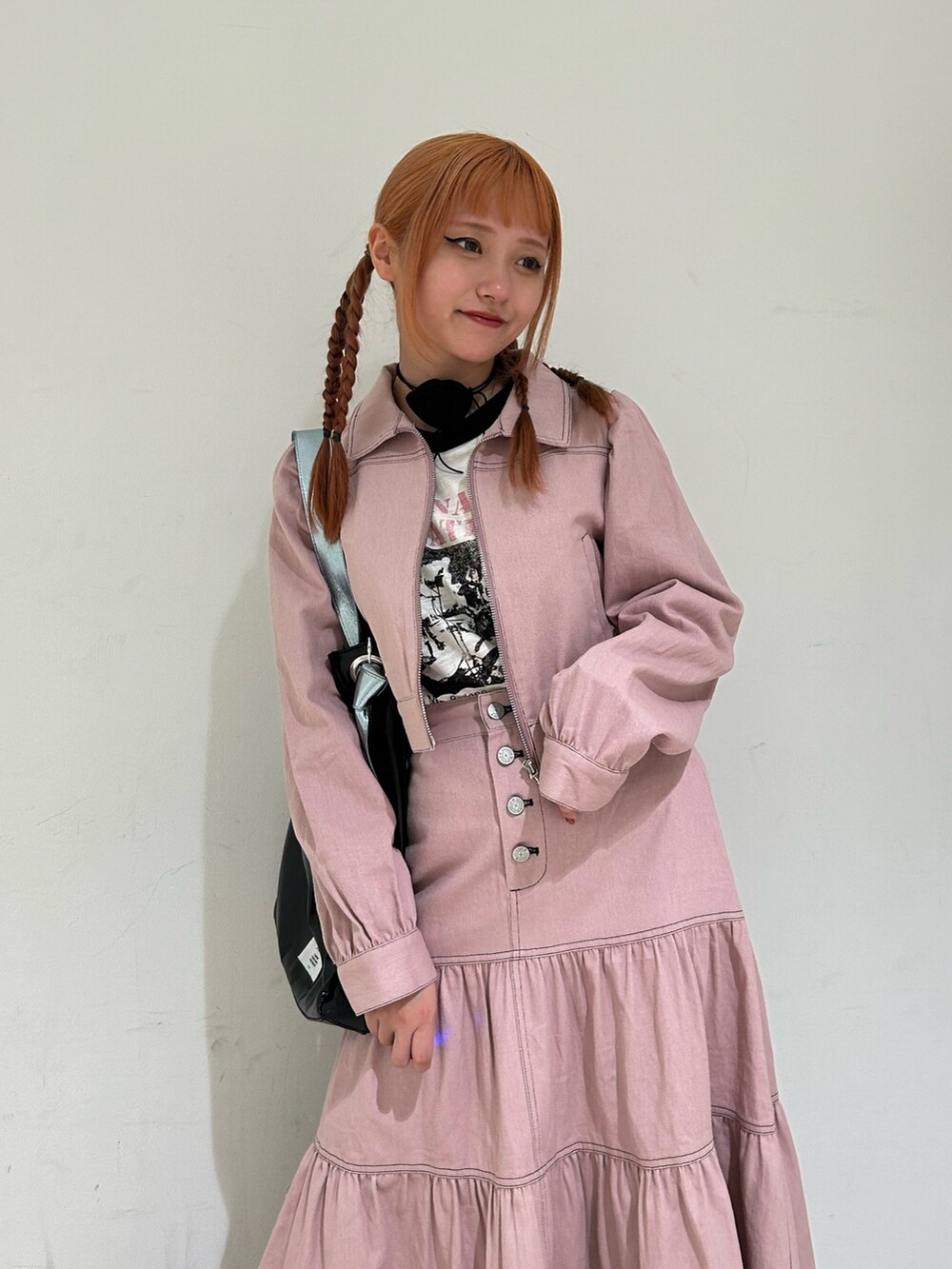 ピンク系のワンピース、ホワイト系のTシャツ/カットソー、ブラック系のトートバッグを着用したレディースの春コーディネートの4枚目の写真