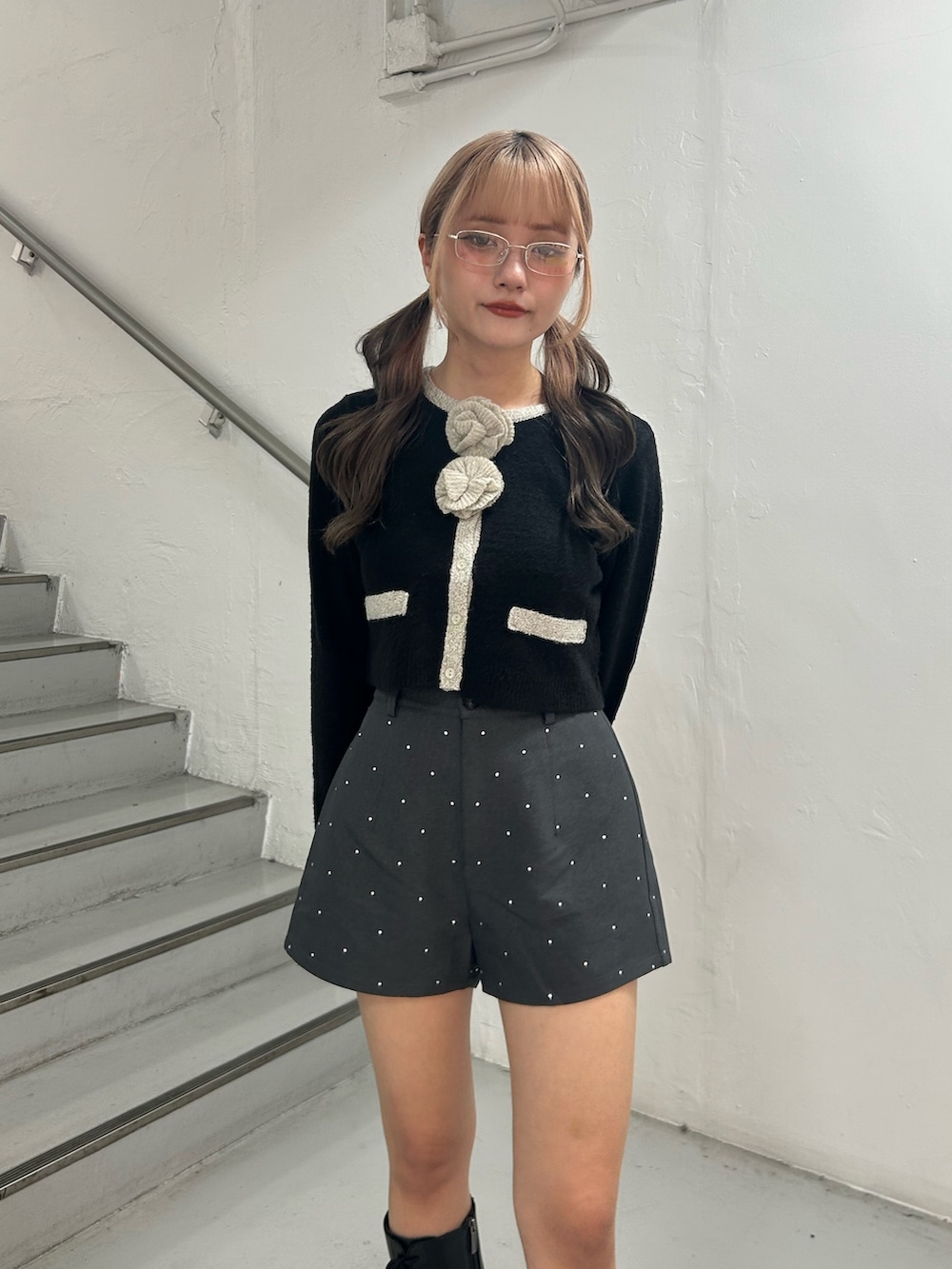 ブラック系のカーディガン/ボレロ、グレー系のその他パンツ、シルバー系のメガネを着用したレディースの秋コーディネートの5枚目の写真