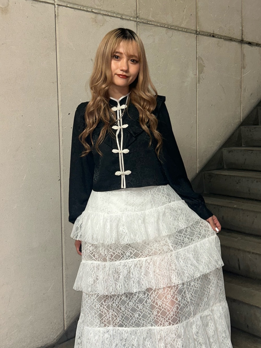 ブラック系のシャツ/ブラウス、ホワイト系のワンピース、ホワイト系のその他パンツを着用したレディースの春コーディネートの4枚目の写真