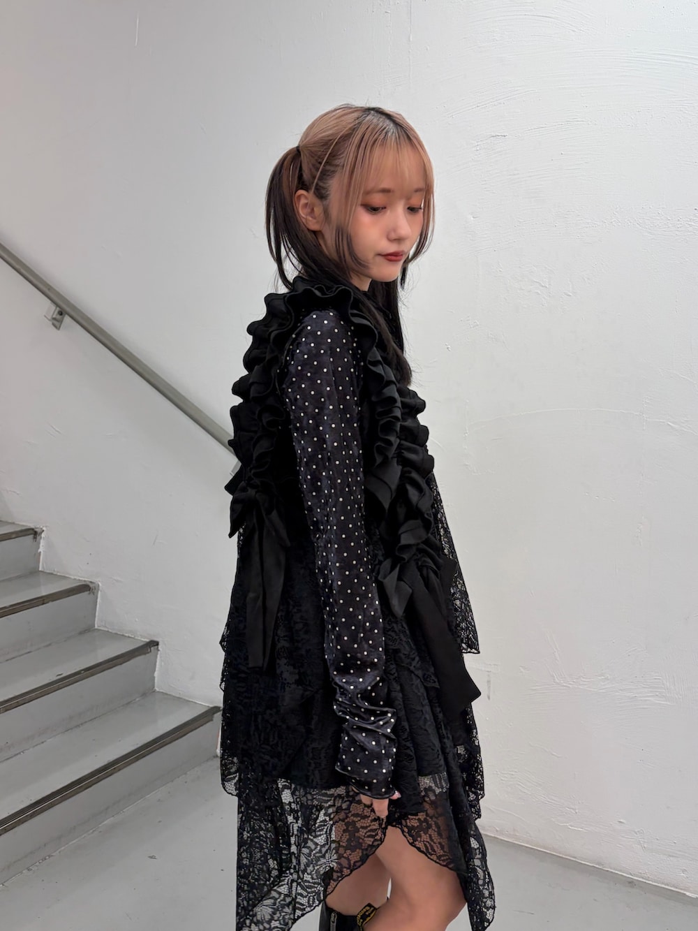 ブラック系のワンピース、ブラック系のTシャツ/カットソーを着用したレディースの冬コーディネートの6枚目の写真