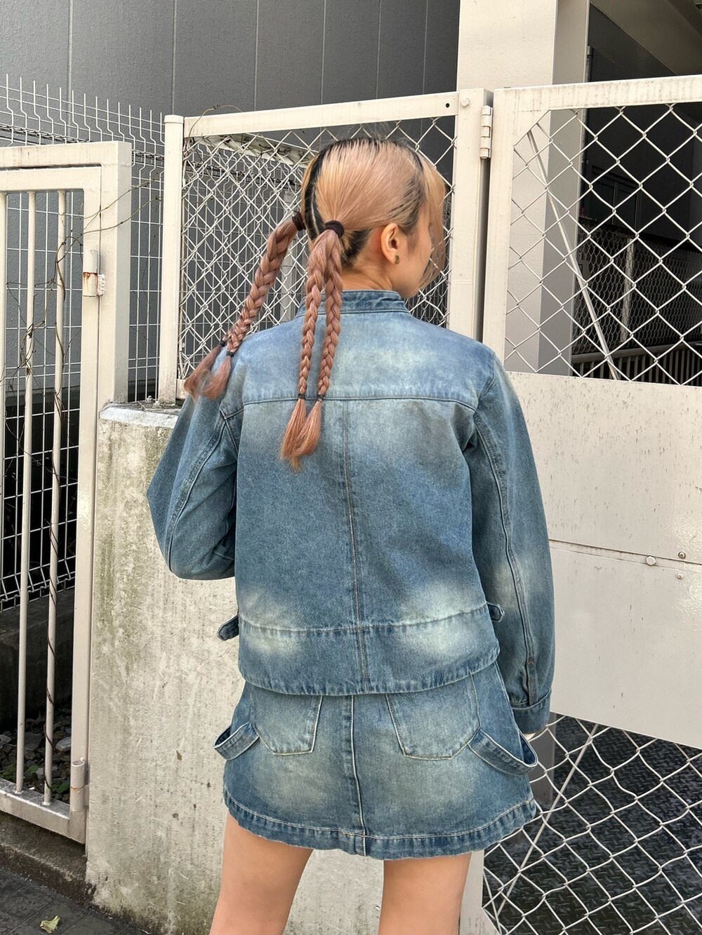 ブルー系のデニムジャケット、ブルー系のデニムスカート、ホワイト系のTシャツ/カットソーを着用したレディースの冬コーディネートの6枚目の写真