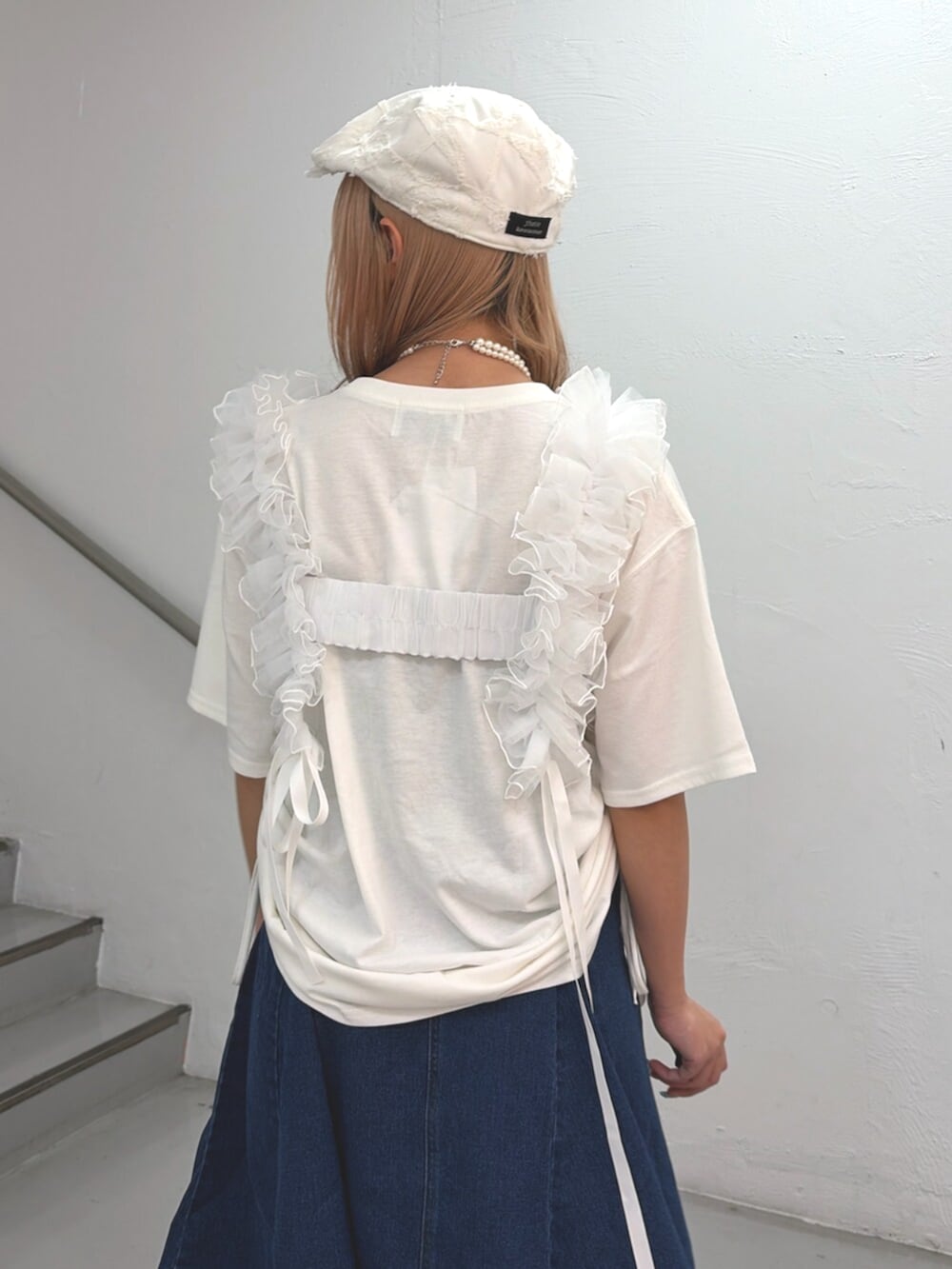 ホワイト系のTシャツ/カットソー、ブルー系のスカート、ホワイト系のベルトを着用したレディースの夏コーディネートの6枚目の写真