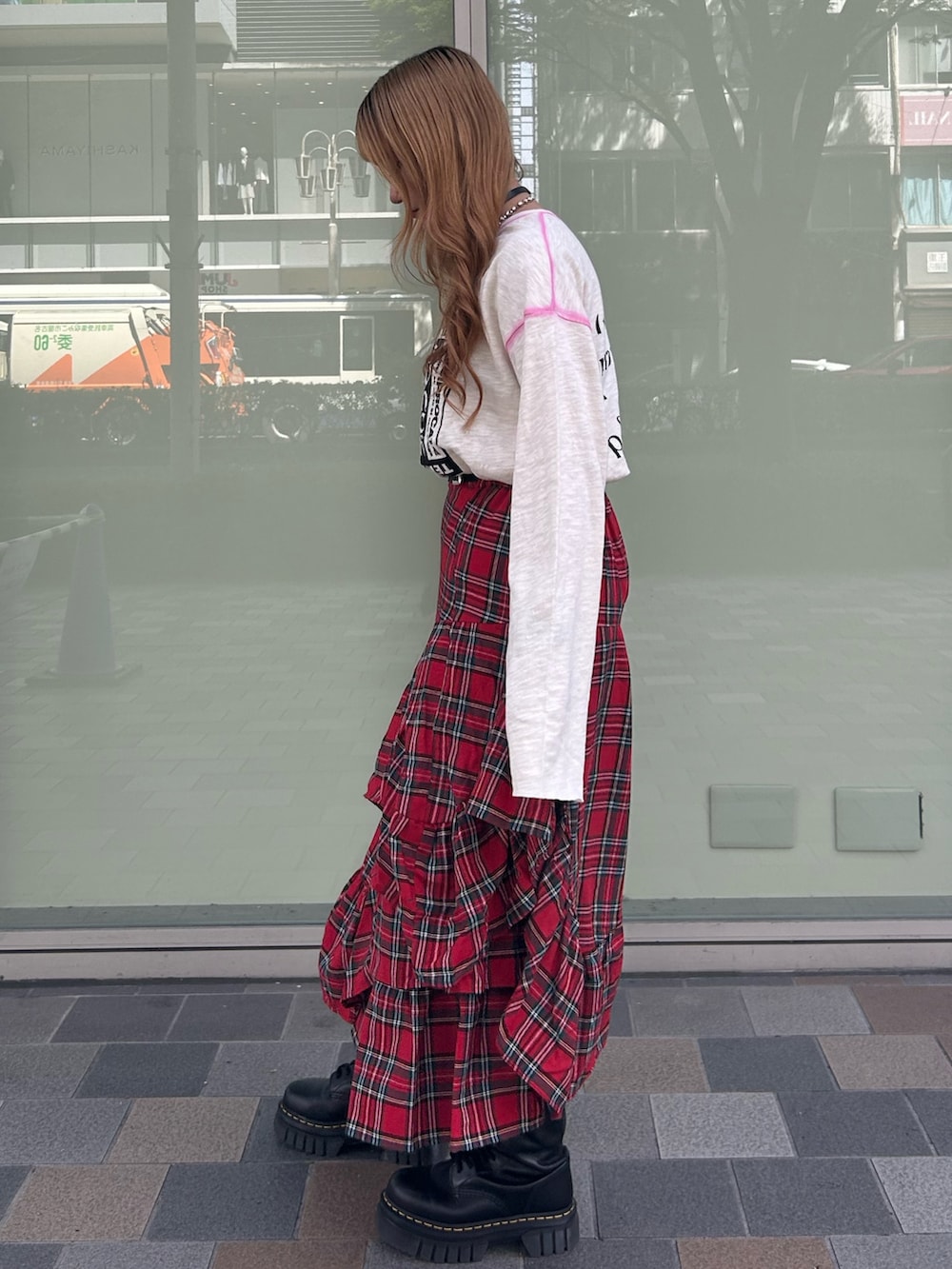 レッド系のスカート、ホワイト系のTシャツ/カットソー、シルバー系のネックレスを着用したレディースの夏コーディネートの2枚目の写真