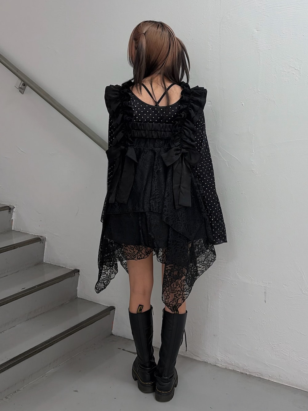 ブラック系のワンピース、ブラック系のTシャツ/カットソーを着用したレディースの冬コーディネートの3枚目の写真