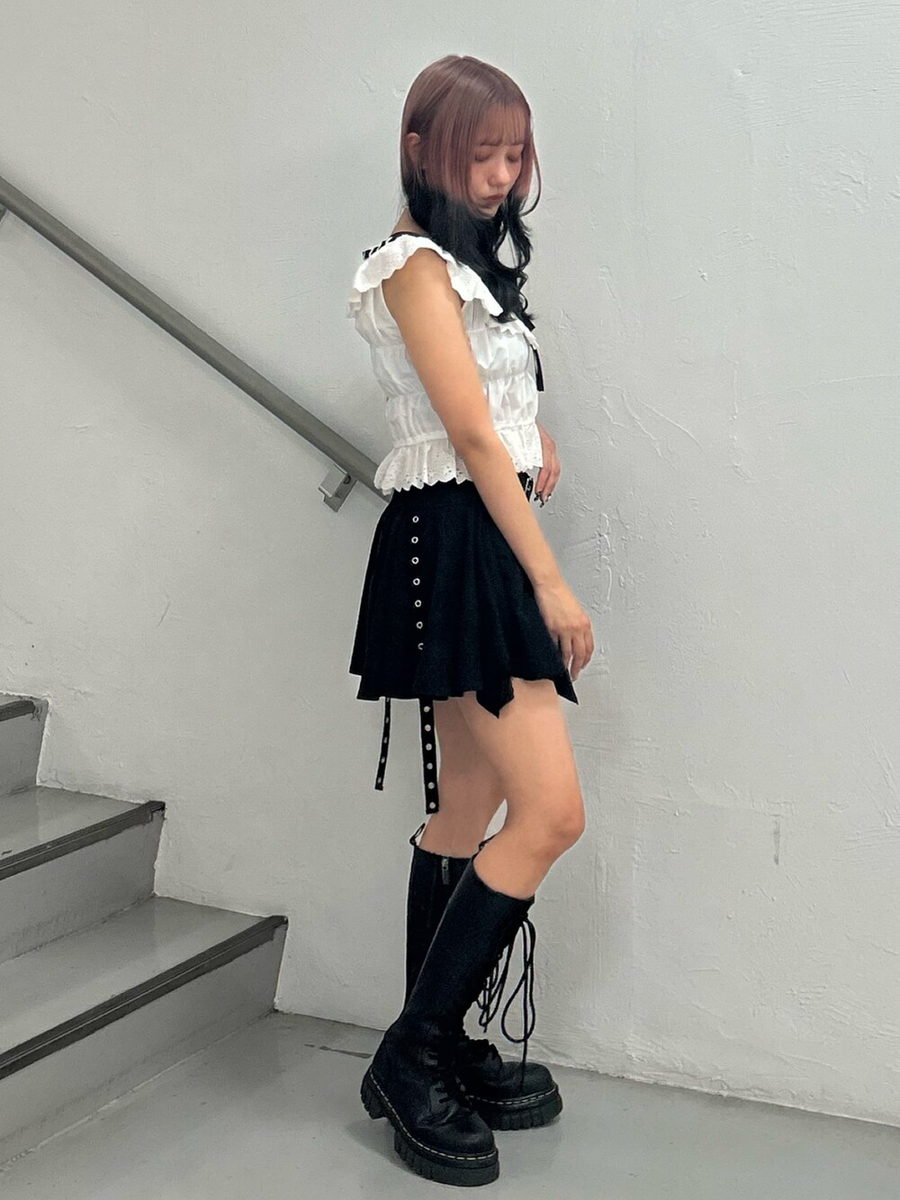 ホワイト系のシャツ/ブラウス、ブラック系のスカート、その他のネックレスを着用したレディースの夏コーディネートの2枚目の写真