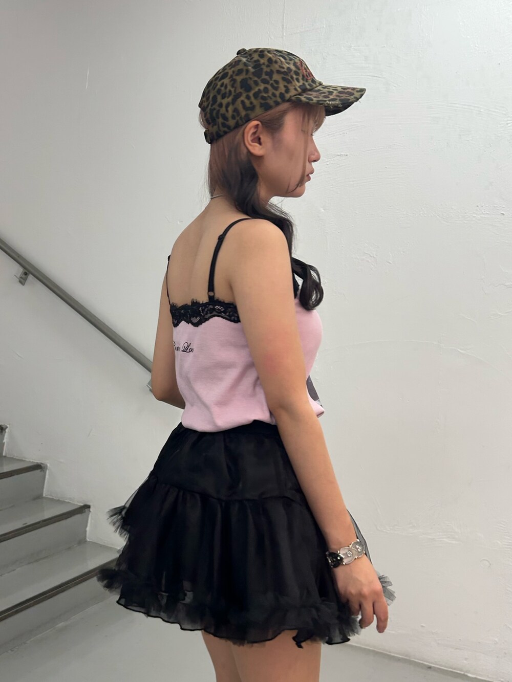 ピンク系のワンピース、ブラック系のスカート、シルバー系のネックレスを着用したレディースの夏コーディネートの6枚目の写真