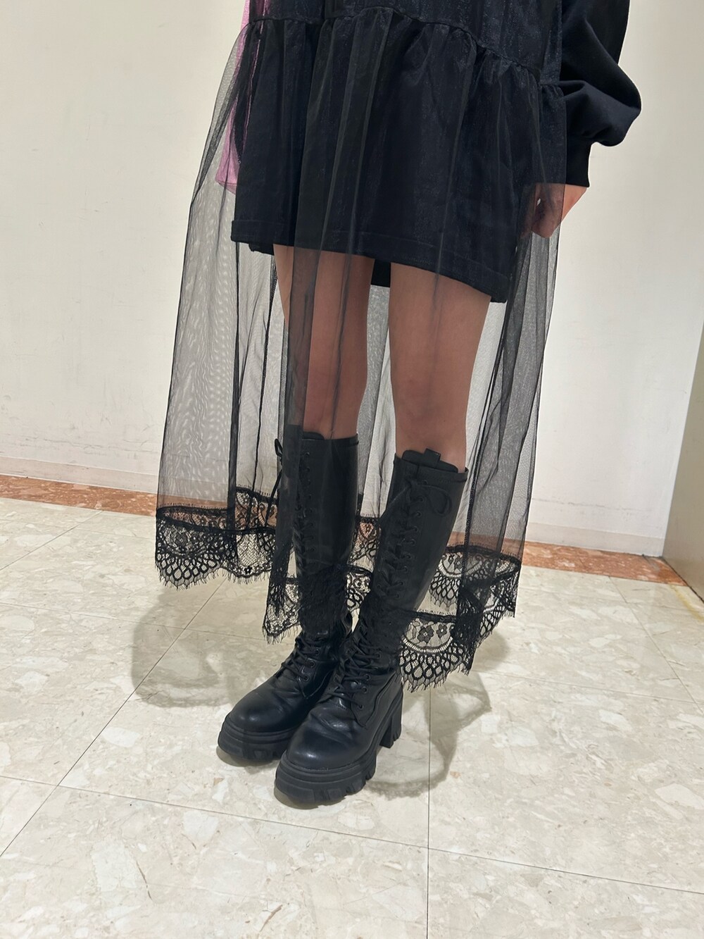 ブラック系のワンピース、ピンク系のトートバッグ、ブラック系のチョーカーを着用したレディースの春コーディネートの9枚目の写真