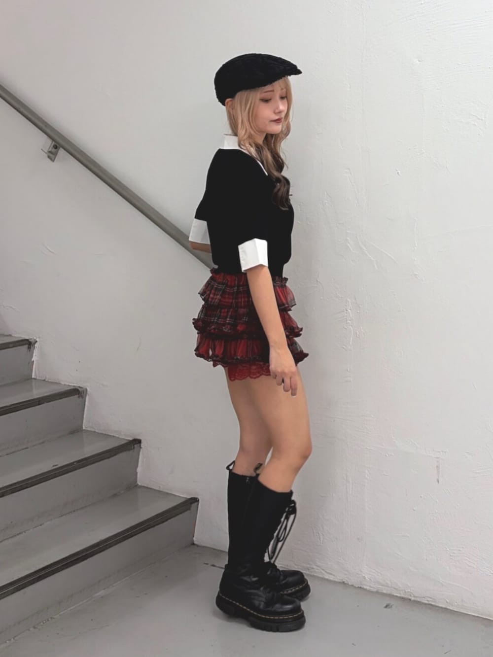 レッド系のその他パンツ、ブラック系のニット/セーター、ブラック系のハンチング/ベレー帽を着用したレディースの夏コーディネートの3枚目の写真