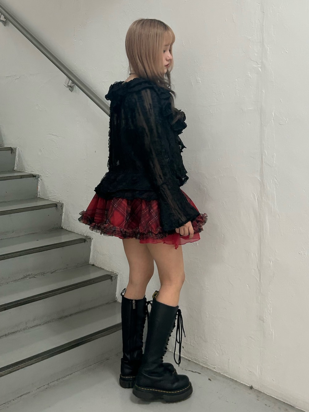 レッド系のスカート、ブラック系のシャツ/ブラウス、ブラック系のワンピースを着用したレディースの秋コーディネートの2枚目の写真