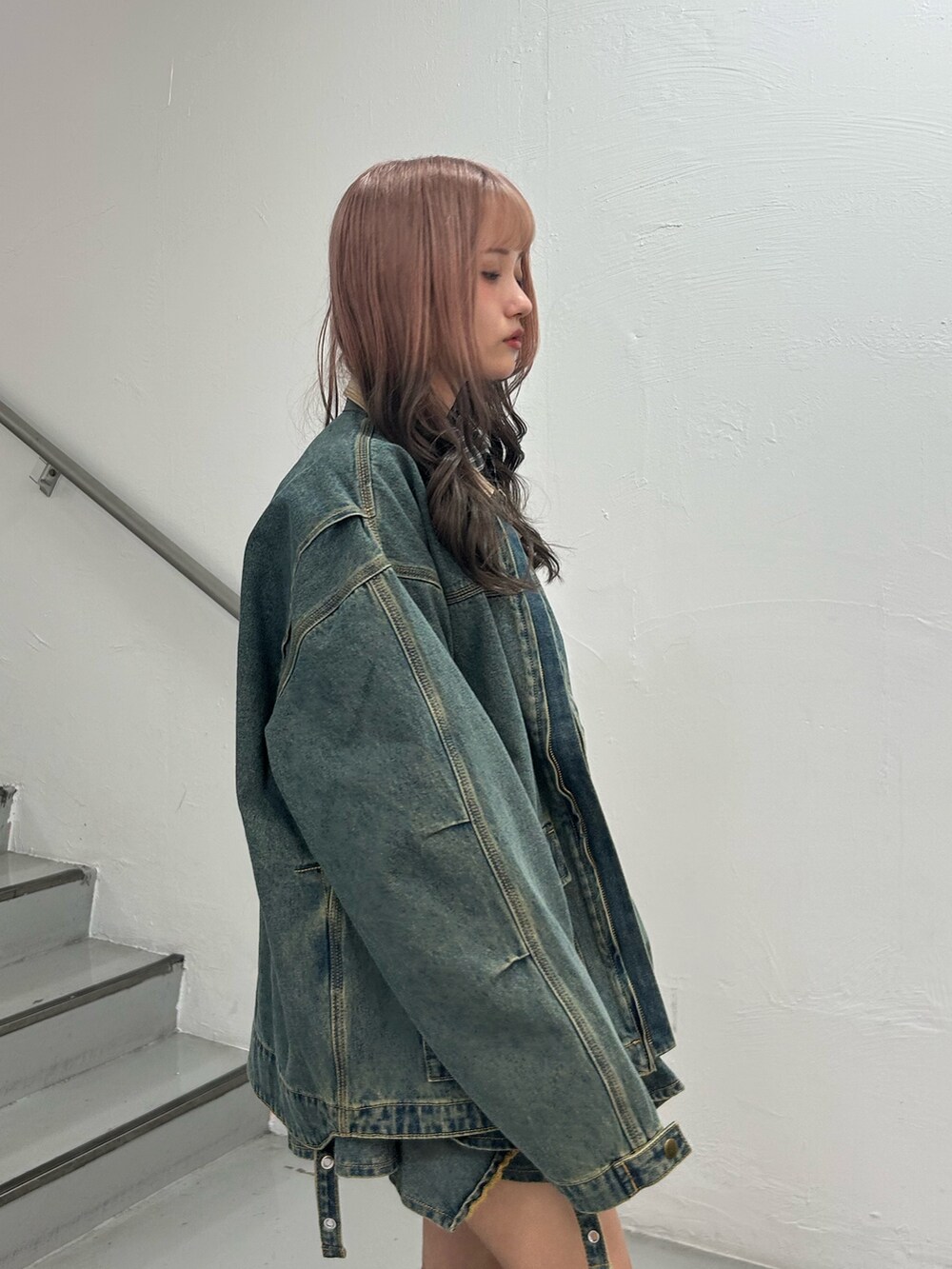 ブルー系のシャツ/ブラウス、ブルー系のデニムジャケット、ブルー系のデニムスカートを着用したレディースの夏コーディネートの6枚目の写真