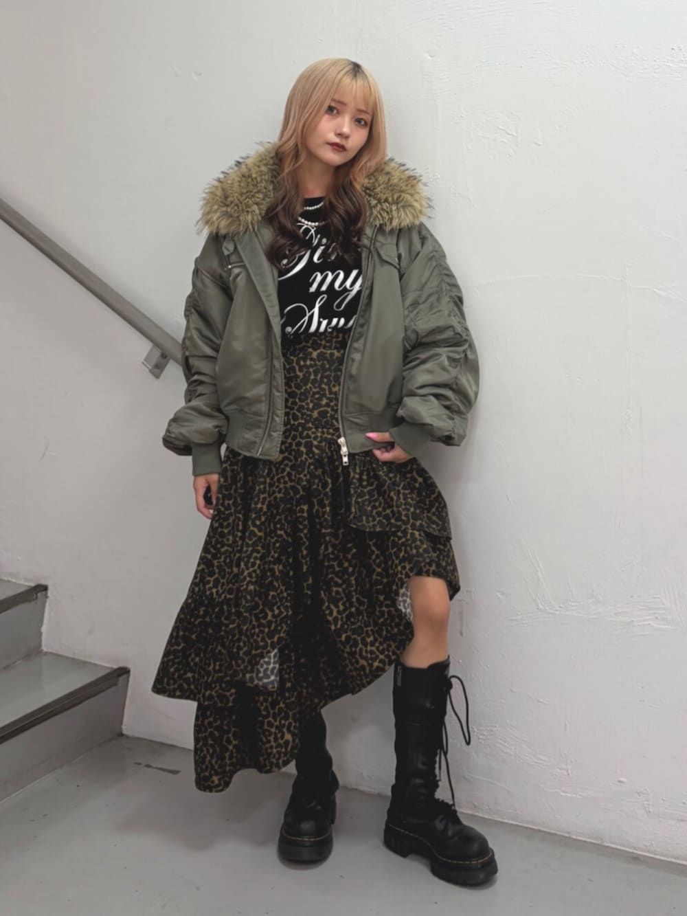 ブラウン系のスカート、グリーン系のMA-1、ブラック系のTシャツ/カットソーを着用したレディースの夏コーディネートの2枚目の写真