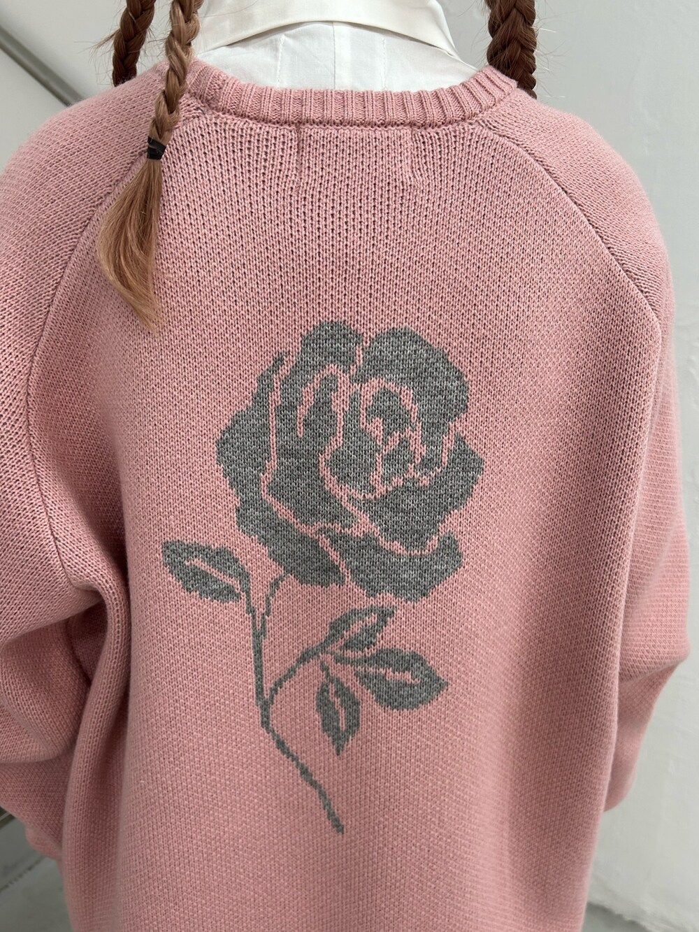 ピンク系のニット/セーター、ホワイト系のシャツ/ブラウス、ホワイト系のスカートを着用したレディースの冬コーディネートの8枚目の写真