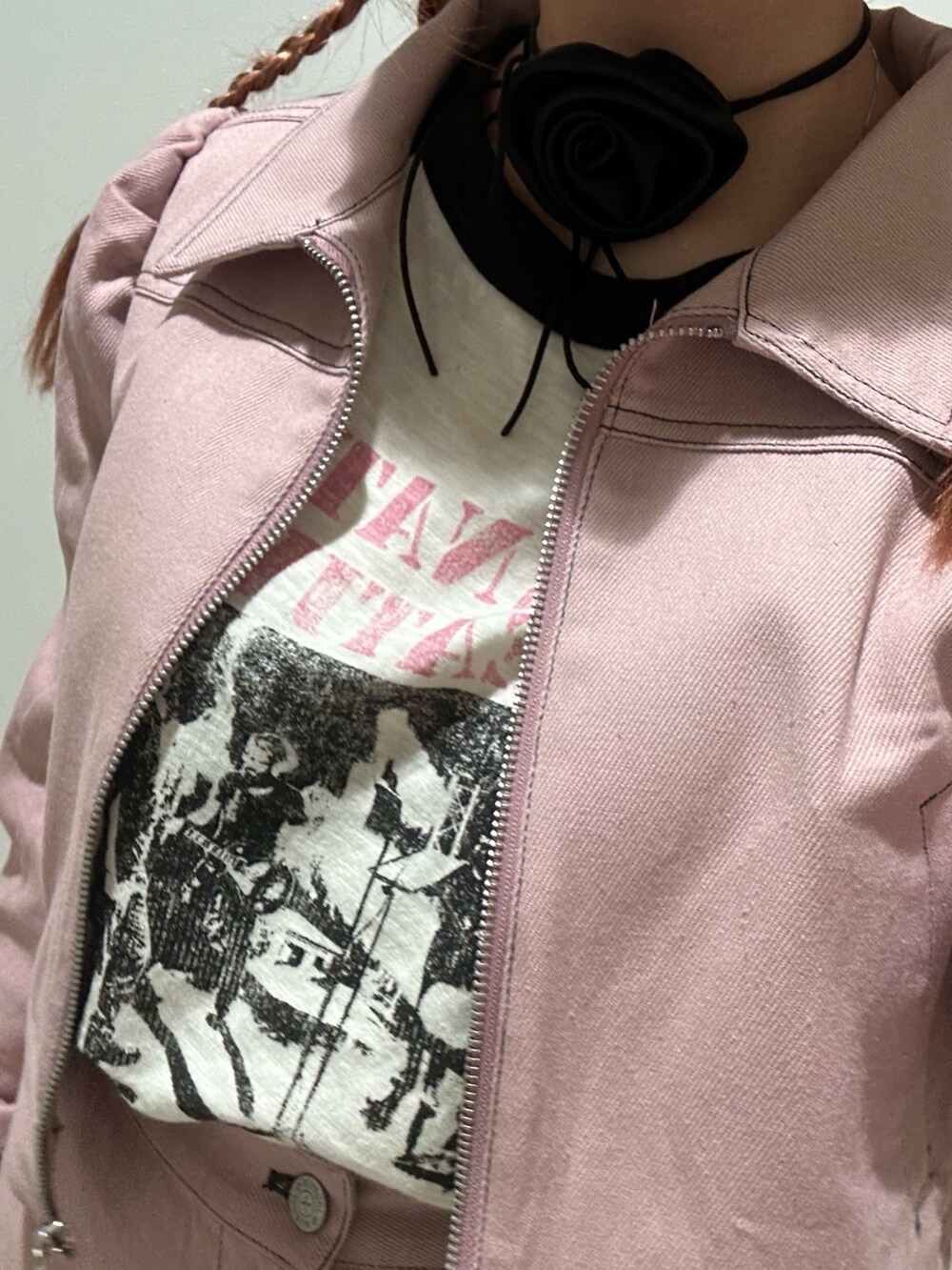 ピンク系のワンピース、ホワイト系のTシャツ/カットソー、ブラック系のトートバッグを着用したレディースの春コーディネートの7枚目の写真