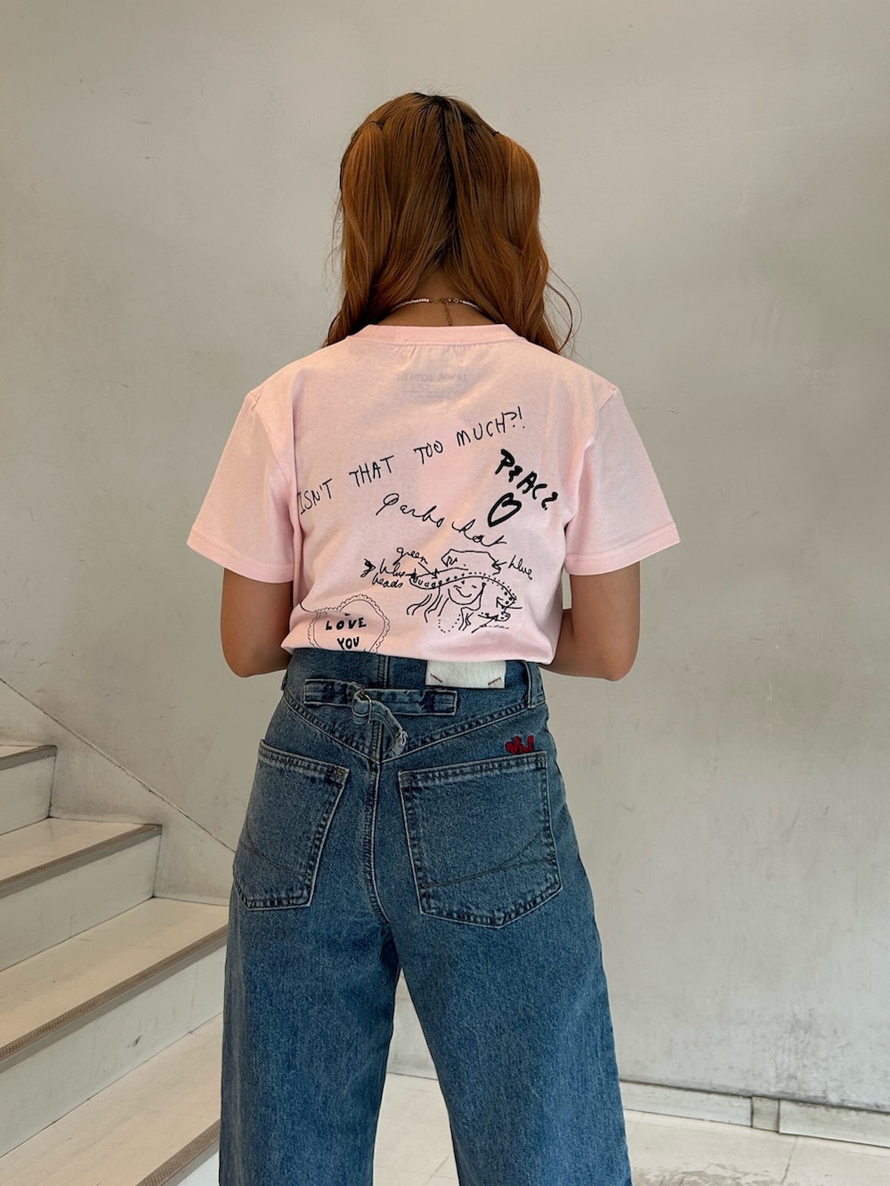 ピンク系のTシャツ/カットソー、ブルー系のデニムパンツ、ホワイト系のネックレスを着用したレディースの夏コーディネートの5枚目の写真