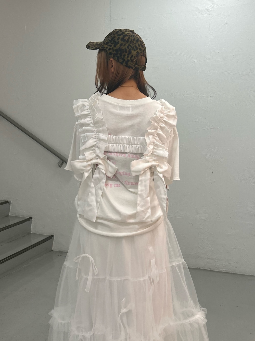 ホワイト系のTシャツ/カットソー、ホワイト系のスカート、ホワイト系のベルトを着用したレディースの夏コーディネートの5枚目の写真