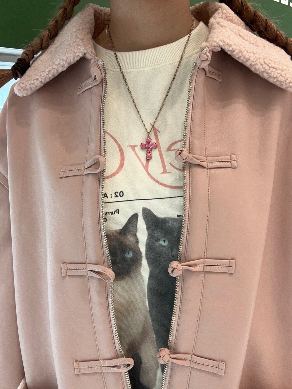 ピンク系のムートンコート、ホワイト系のスウェット、ブラック系のブーツを着用したレディースの秋コーディネートの7枚目の写真