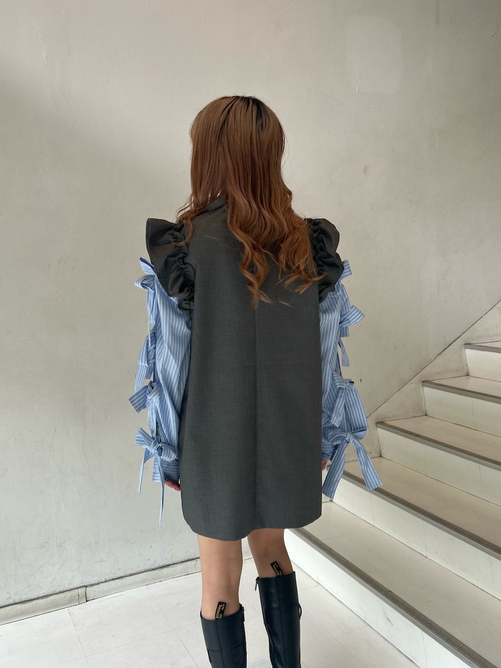 グレー系のワンピース、ブルー系のシャツ/ブラウス、シルバー系のネックレスを着用したレディースの春コーディネートの6枚目の写真