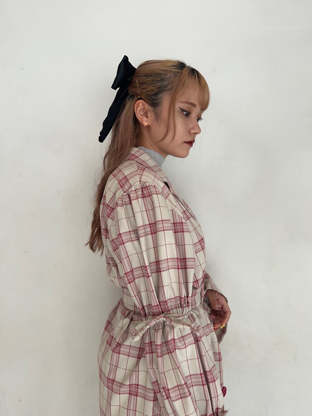 ピンク系のワンピース、ブラック系のブーツ、シルバー系のTシャツ/カットソーを着用したレディースの夏コーディネートの5枚目の写真