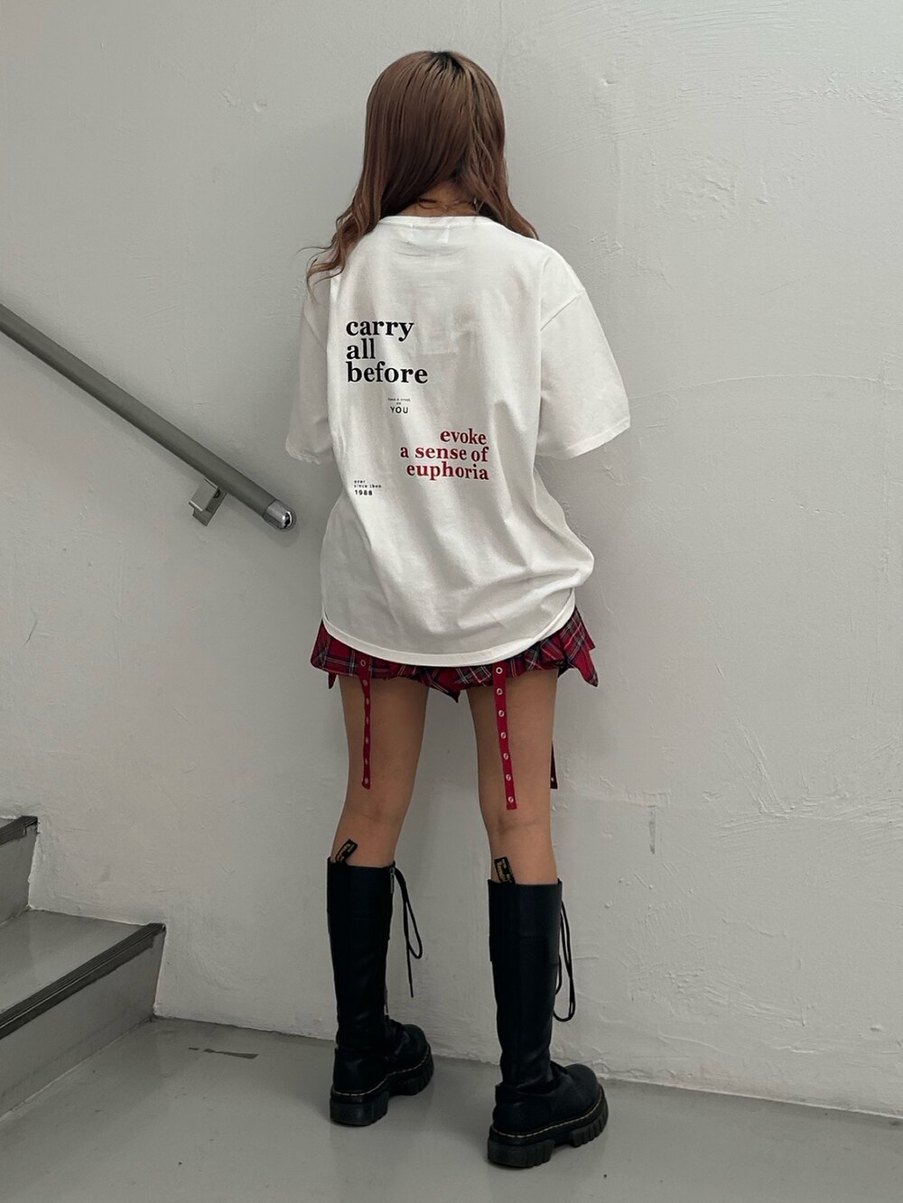 ホワイト系のTシャツ/カットソー、レッド系のスカート、シルバー系のチョーカーを着用したレディースの春コーディネートの2枚目の写真