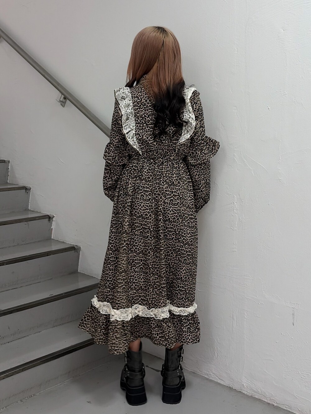 ブラウン系のワンピース、ブラック系のブーツ、ホワイト系のネックレスを着用したレディースの秋コーディネートの3枚目の写真