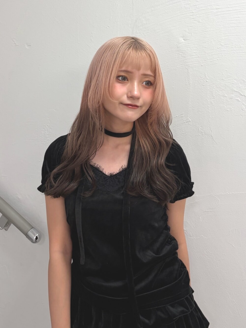 ブラック系のハンドバッグ、ブラック系のTシャツ/カットソー、ブラック系のスカートを着用したレディースの夏コーディネートの5枚目の写真