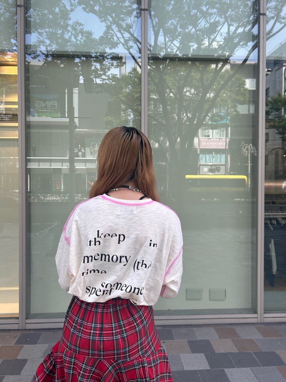 レッド系のスカート、ホワイト系のTシャツ/カットソー、シルバー系のネックレスを着用したレディースの夏コーディネートの6枚目の写真