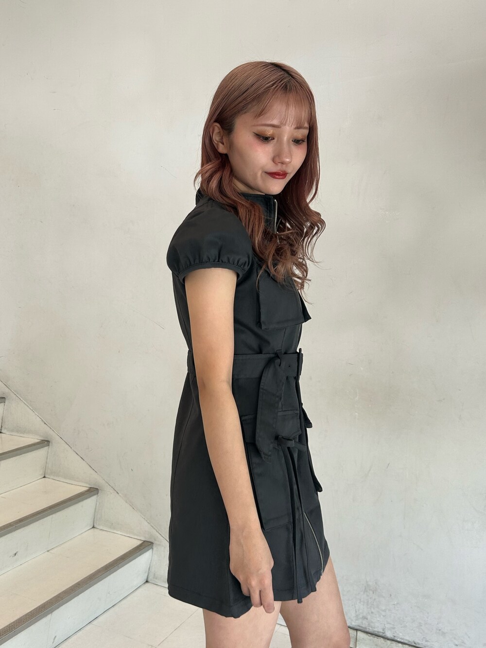 グリーン系のワンピース、ホワイト系のブーツ、ゴールド系のチョーカーを着用したレディースの春コーディネートの5枚目の写真