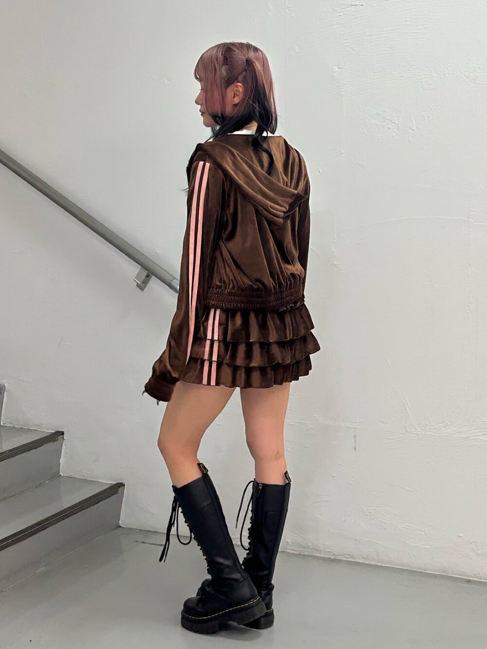 ブラウン系のパーカー、ブラウン系のスカート、ホワイト系のTシャツ/カットソーを着用したレディースの夏コーディネートの2枚目の写真