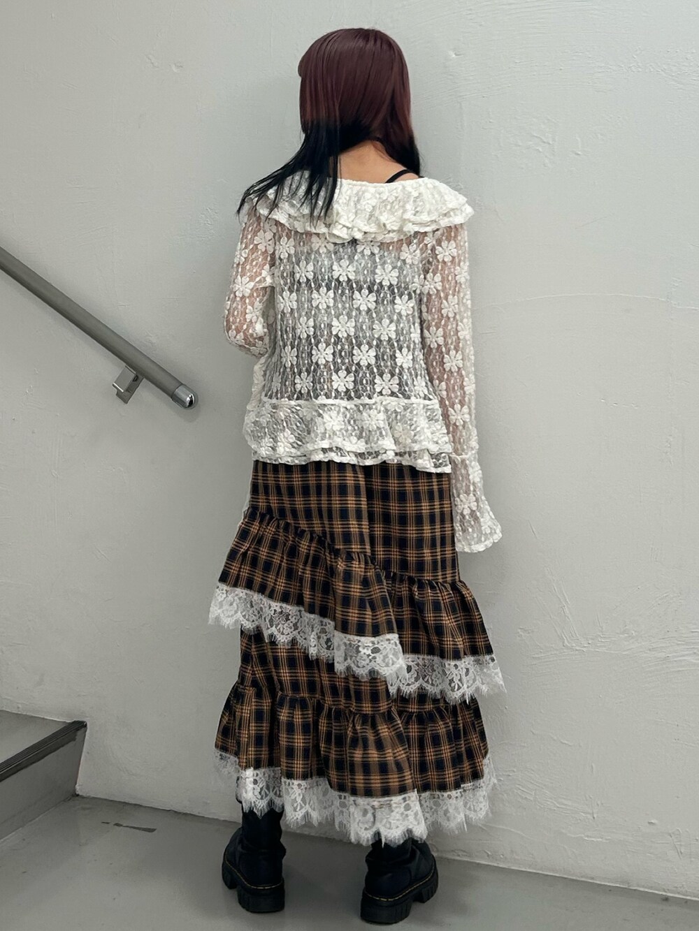 ホワイト系のシャツ/ブラウス、ブルー系のワンピース、ホワイト系のチョーカーを着用したレディースの夏コーディネートの2枚目の写真