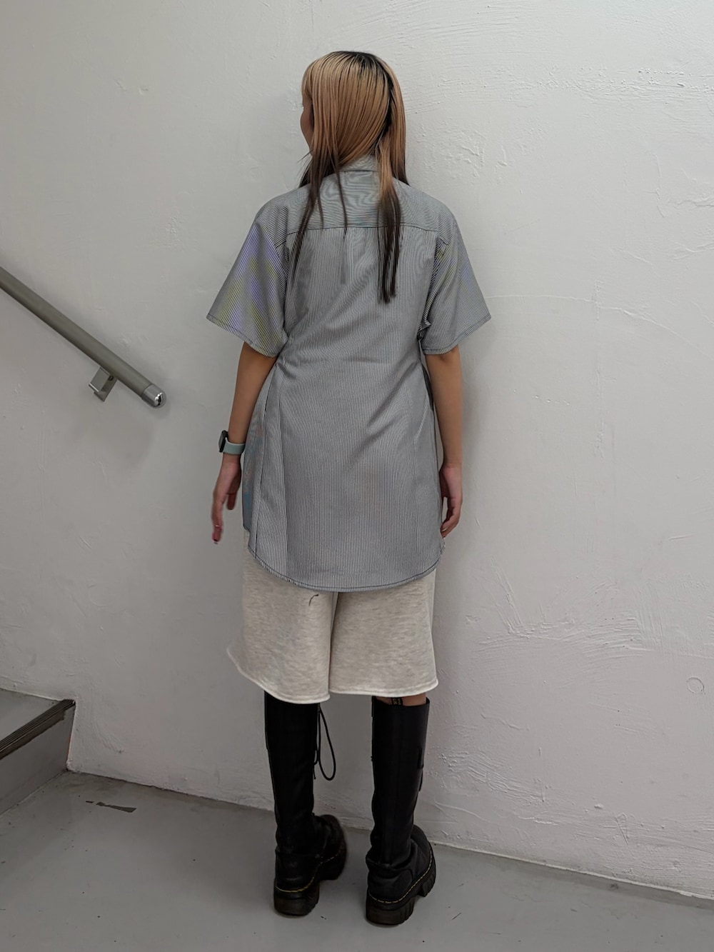 ブラック系のシャツ/ブラウス、ブラック系のネクタイ、グレー系のその他パンツを着用したレディースの春コーディネートの4枚目の写真