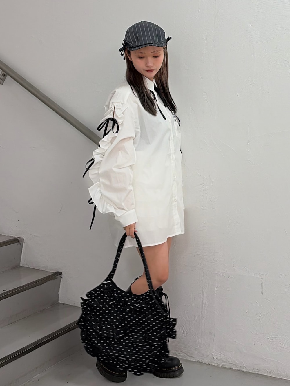 ホワイト系のシャツ/ブラウス、ブラック系のトートバッグ、グレー系のハンチング/ベレー帽を着用したレディースの春コーディネートの2枚目の写真