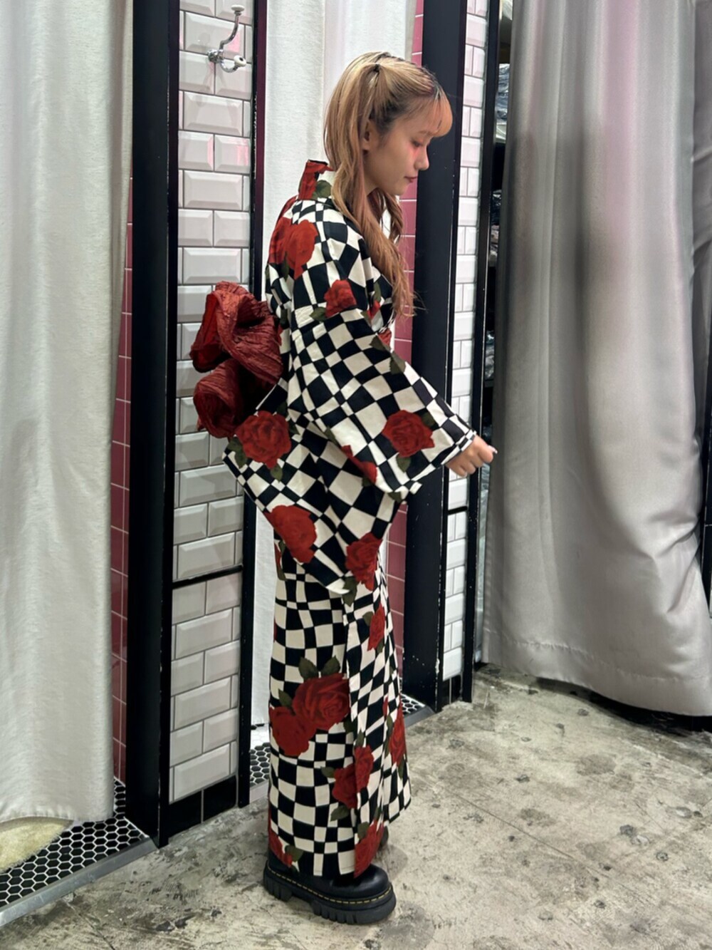 レッド系の浴衣を着用したレディースの夏コーディネートの2枚目の写真