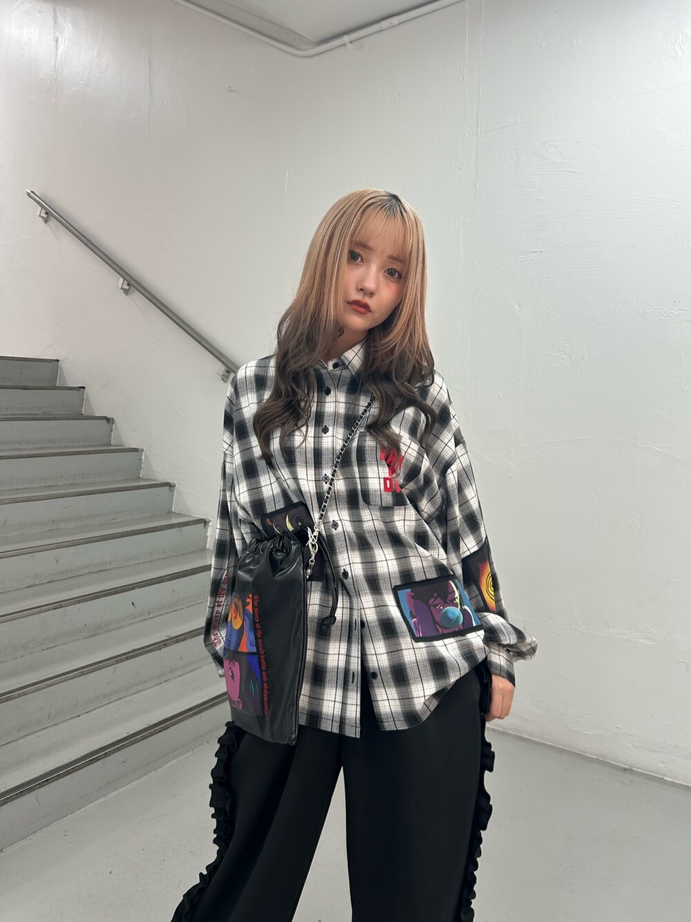 ブラック系のシャツ/ブラウス、ブラック系のトートバッグ、ブラック系のその他パンツを着用したレディースの秋コーディネートの5枚目の写真