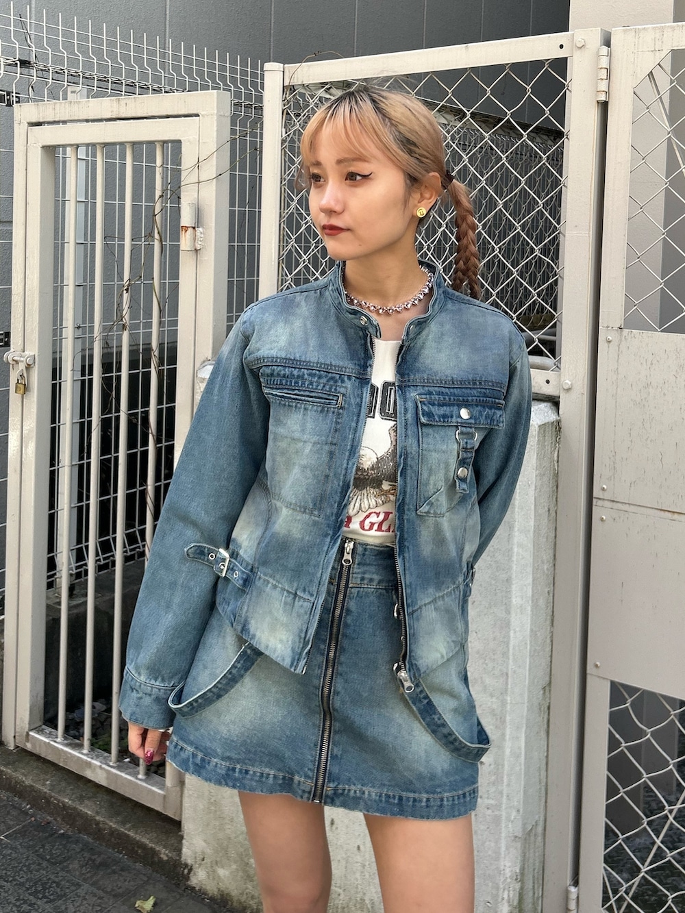 ブルー系のデニムジャケット、ブルー系のデニムスカート、ホワイト系のTシャツ/カットソーを着用したレディースの冬コーディネートの4枚目の写真