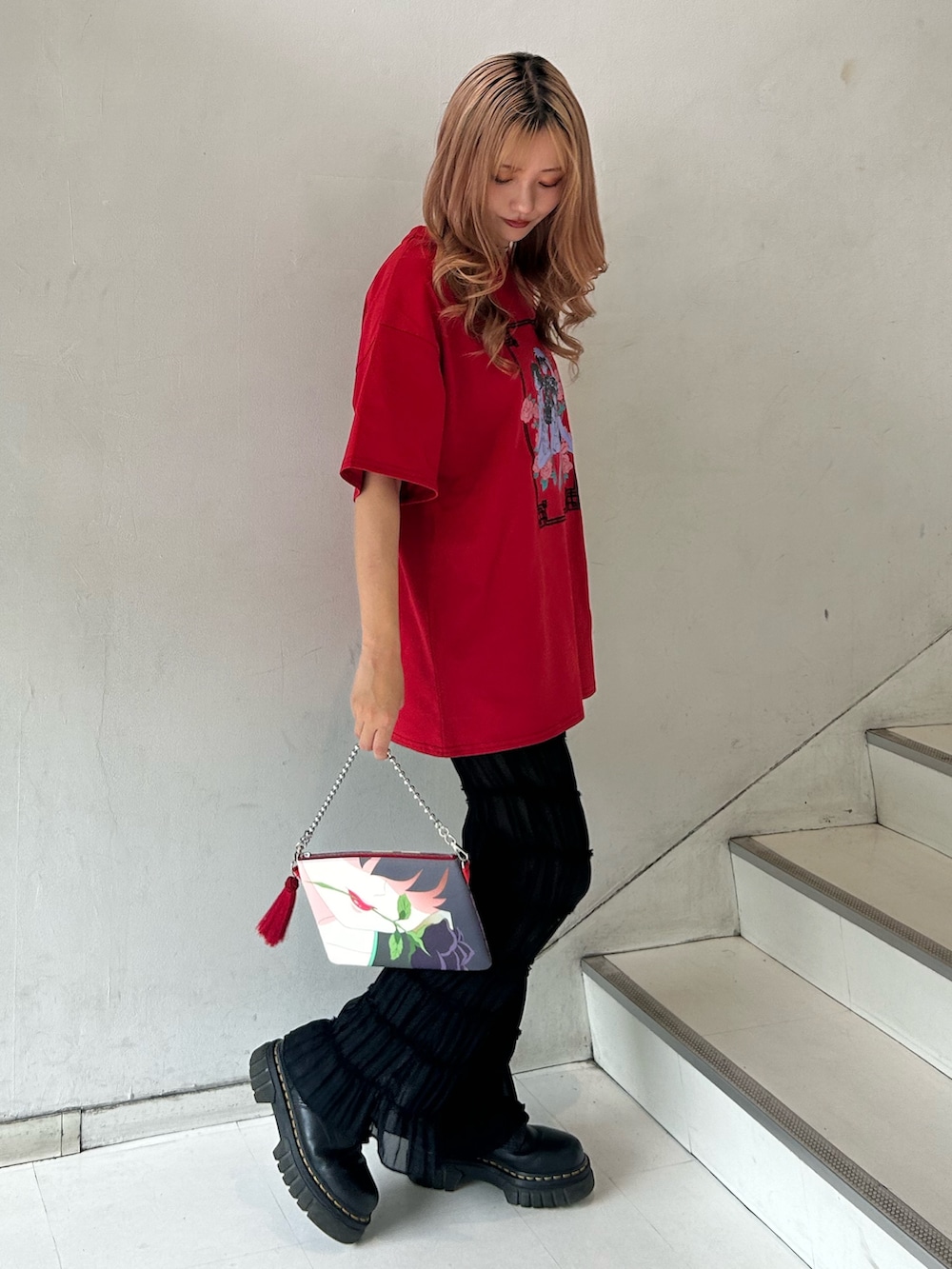 レッド系のTシャツ/カットソー、レッド系のハンドバッグ、ブラック系のその他パンツを着用したレディースの夏コーディネートの2枚目の写真