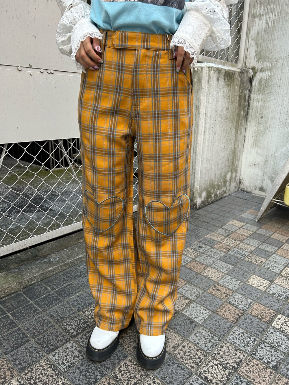 ブルー系のTシャツ/カットソー、イエロー系のその他パンツ、ホワイト系のシャツ/ブラウスを着用したレディースの夏コーディネートの8枚目の写真